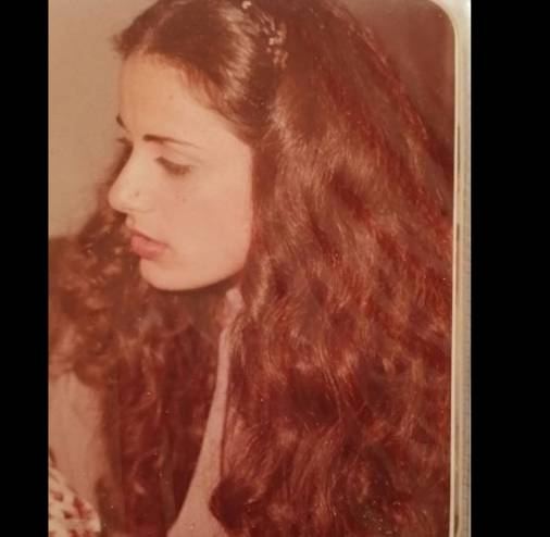 صور| خمنوا والدة أي نجمة تكون هذه السيدة!